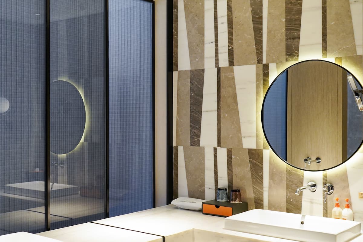 1 quarto, frigobar, cofres nos quartos, escrivaninha