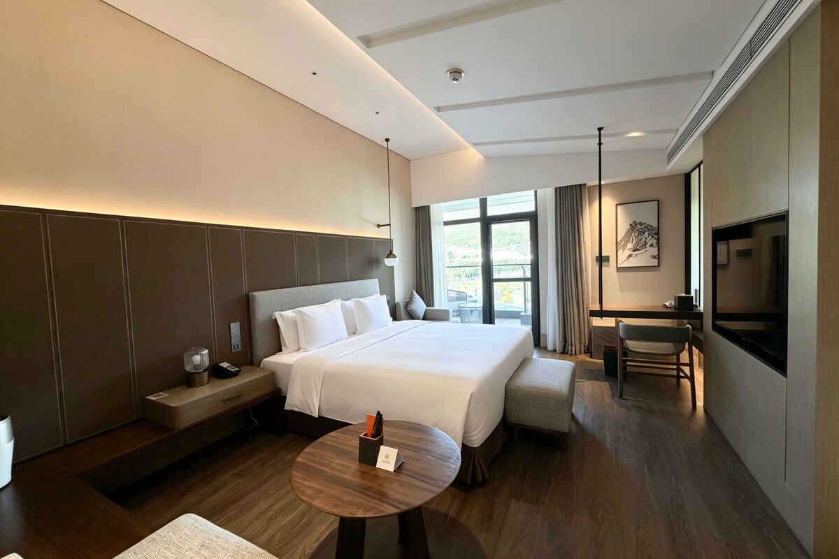 Habitación Premium, 1 cama King size, vista a la montaña | Edredón, minibar, caja de seguridad en la habitación y escritorio
