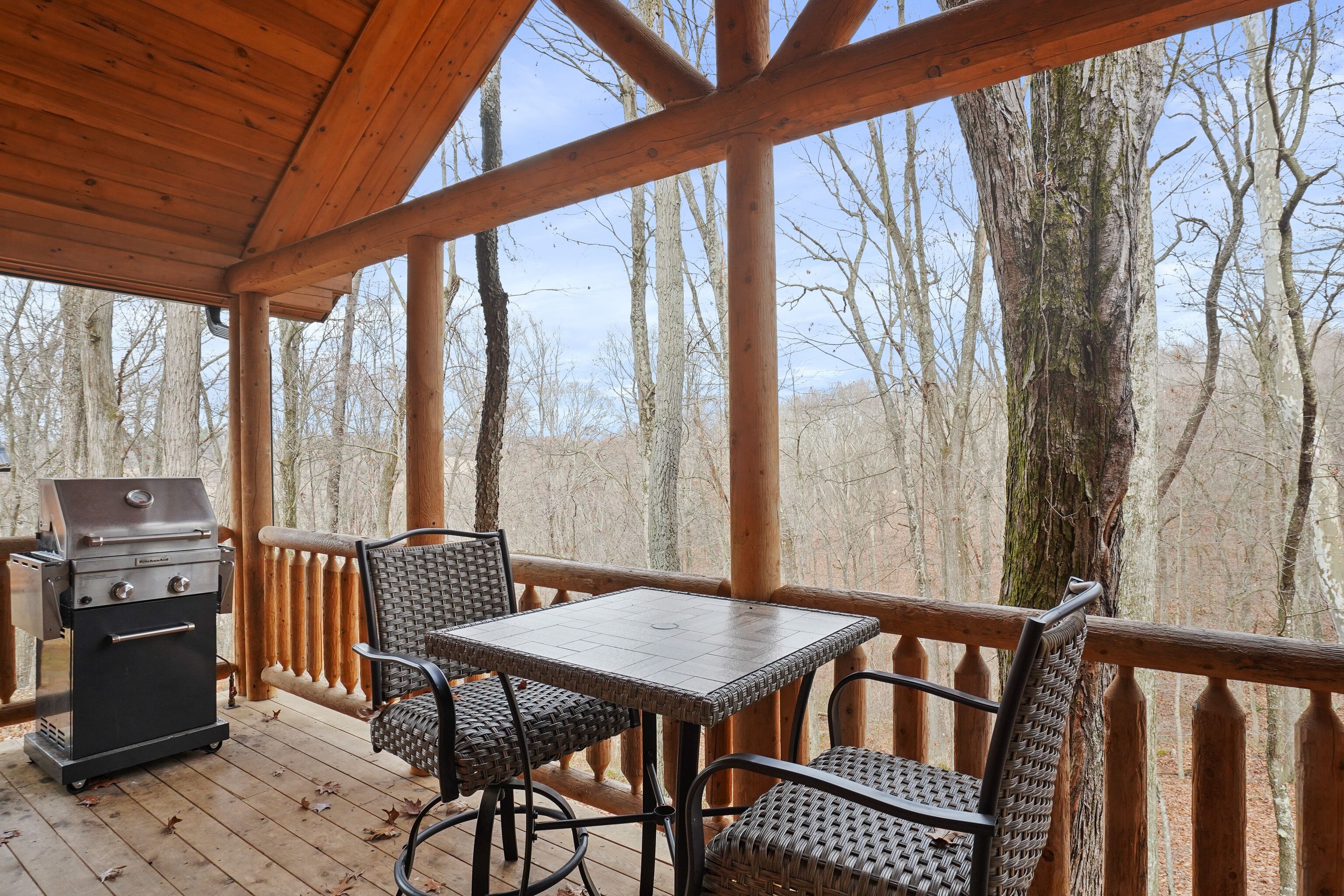 Cozy Cabin in Hocking Hills! Hot tub, wifi, kitchen, hiking and fishing!