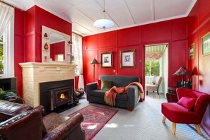 Smart TV, DVD player, books, video library - Cherry Tree Cottage | Old-World Cottage, 3 Bedroom, A/C, Fireplace, Bath, Garden (Leura)