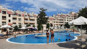 Outdoor pool - 3room. Apartment in Varna South Bay Residense, pool in the complex, beach 50m. (Varna)