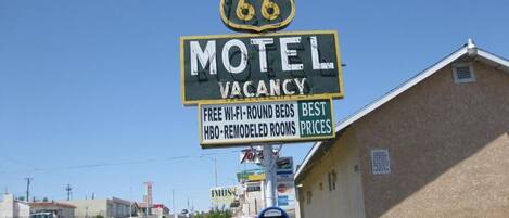 A motel sign advertising free Wi-Fi, round beds, and remodeled rooms.