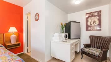 Schreibtisch, laptopgeeigneter Arbeitsplatz, kostenloses WLAN