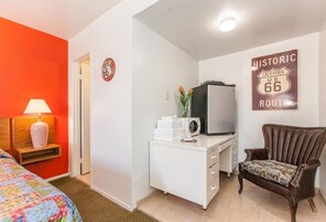 Escritorio, espacio para trabajar con laptop y wifi gratis 