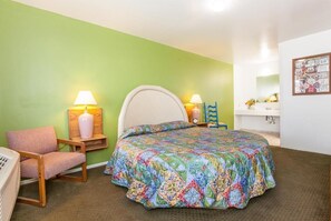 Desk, laptop workspace, free WiFi - Route 66 Motel (Barstow)