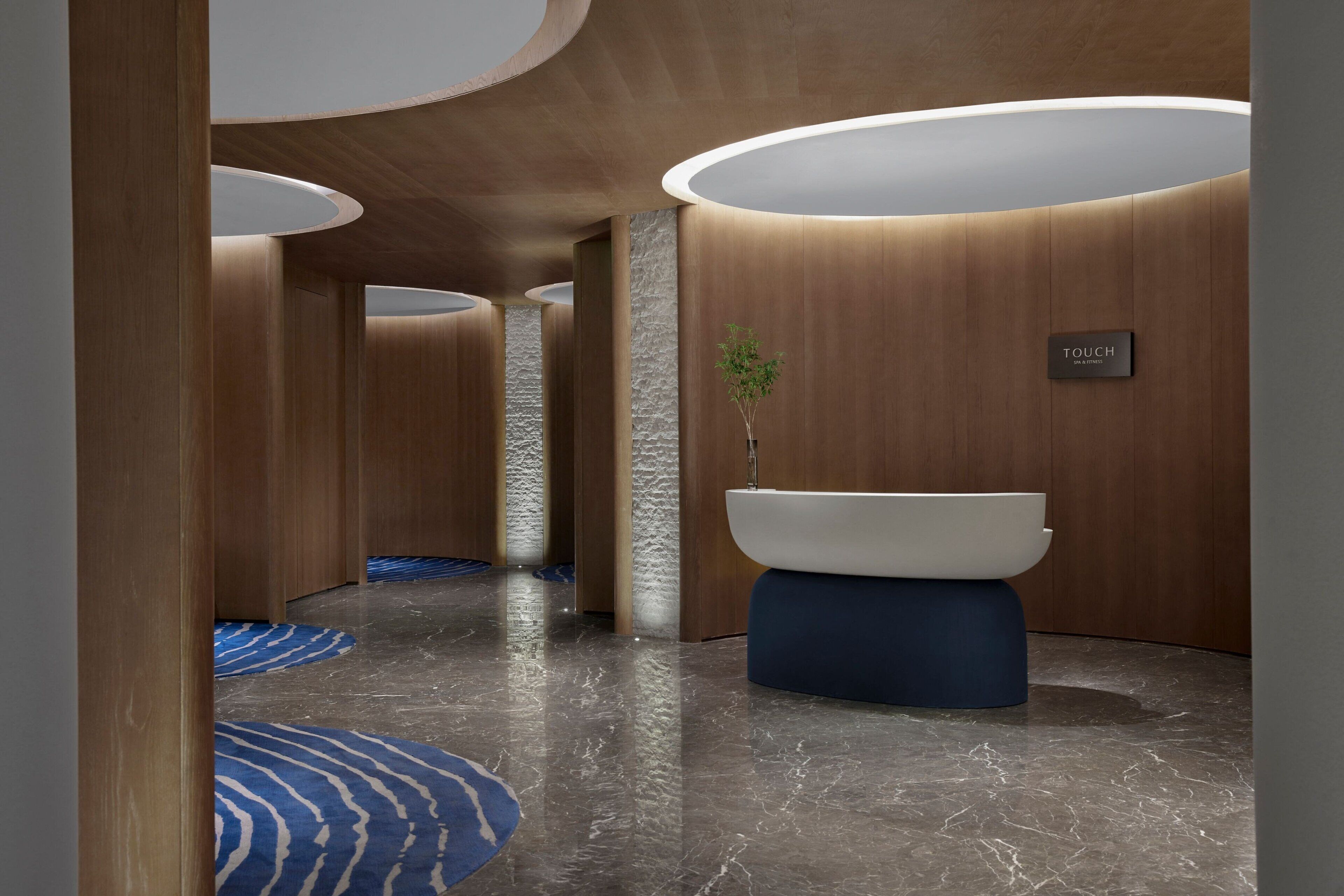 Une salle de bain moderne avec une grande baignoire, un lambris en bois et un panneau indiquant « NE PAS TOUCHER ».