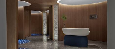 Une salle de bain moderne avec une grande baignoire, un lambris en bois et un panneau indiquant « NE PAS TOUCHER ».