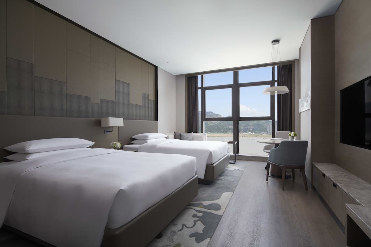 1 bedroom, down duvets, minibar, in-room safe
