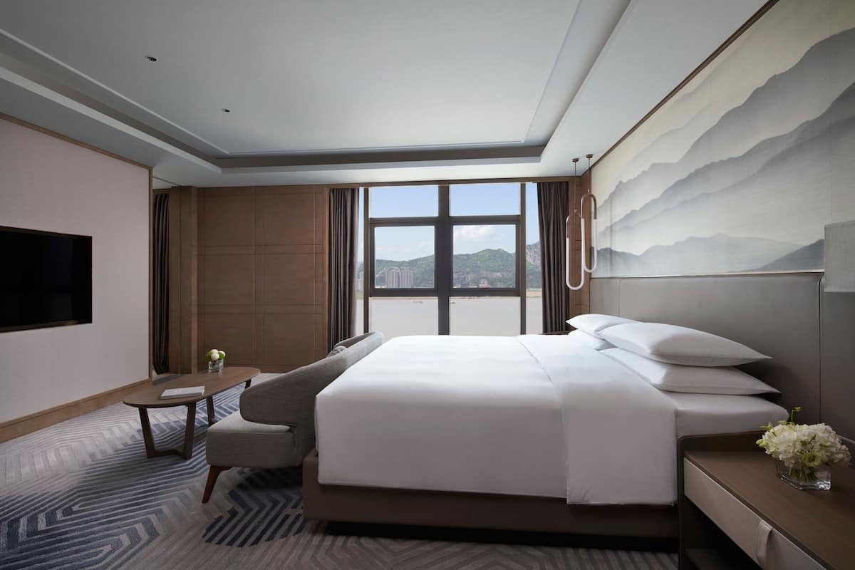 1 bedroom, down duvets, minibar, in-room safe