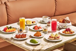 Breakfast (CNY 137 per person)