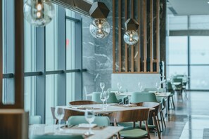2 restaurants, servant le déjeuner et le dßner; cuisine chinoise