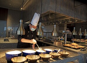 Daily buffet breakfast (CNY 128 per person)