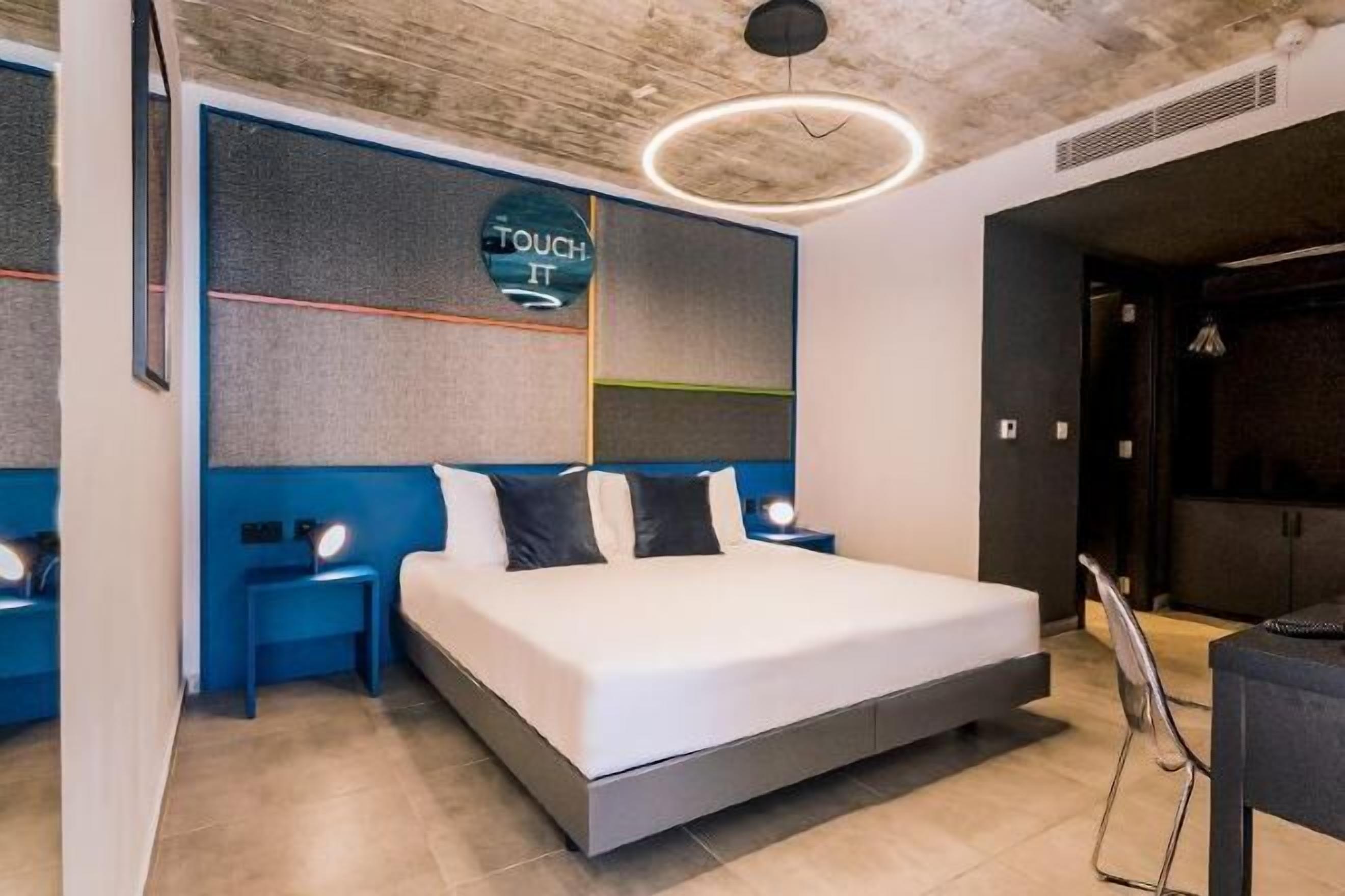 Hypo-allergenic bedding, minibar, in-room safe, desk