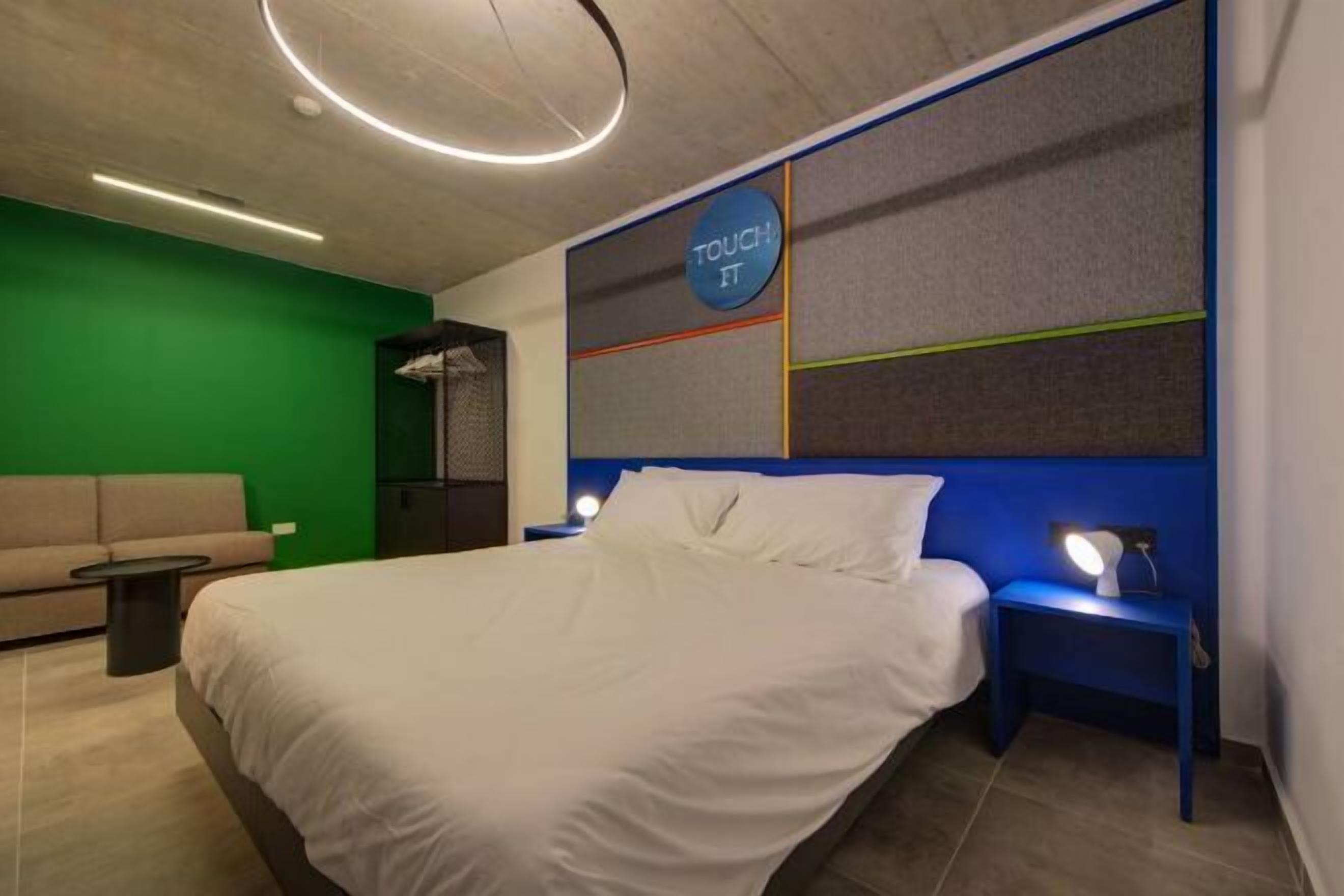 Hypo-allergenic bedding, minibar, in-room safe, desk