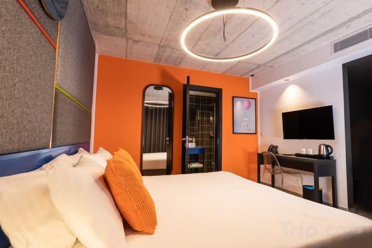 Hypo-allergenic bedding, minibar, in-room safe, desk
