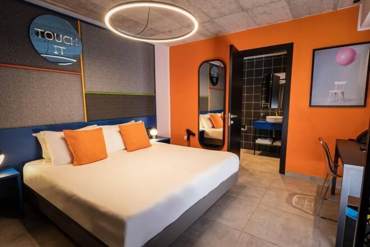 Roupas de cama antialérgicas, frigobar, cofres nos quartos, escrivaninha