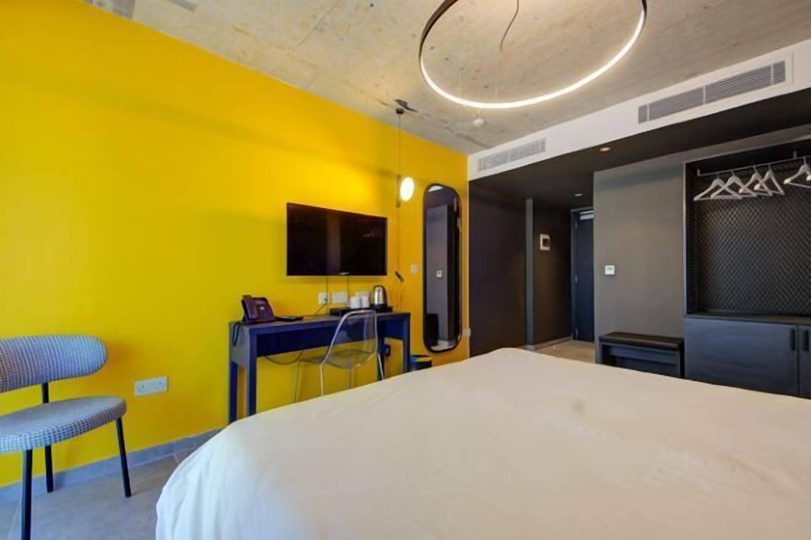 Hypo-allergenic bedding, minibar, in-room safe, desk