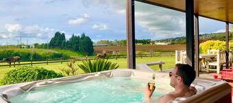 Family Friendly 3 Bedroom Farmhouse with Spa Pool