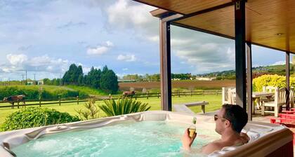 Family Friendly 3 Bedroom Farmhouse with Spa Pool