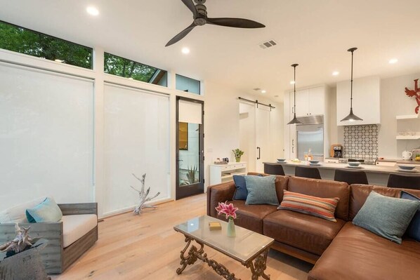 Una televisión, Netflix, Hulu, servicios de streaming