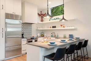 Frigorífico, microondas, horno y placa de cocina