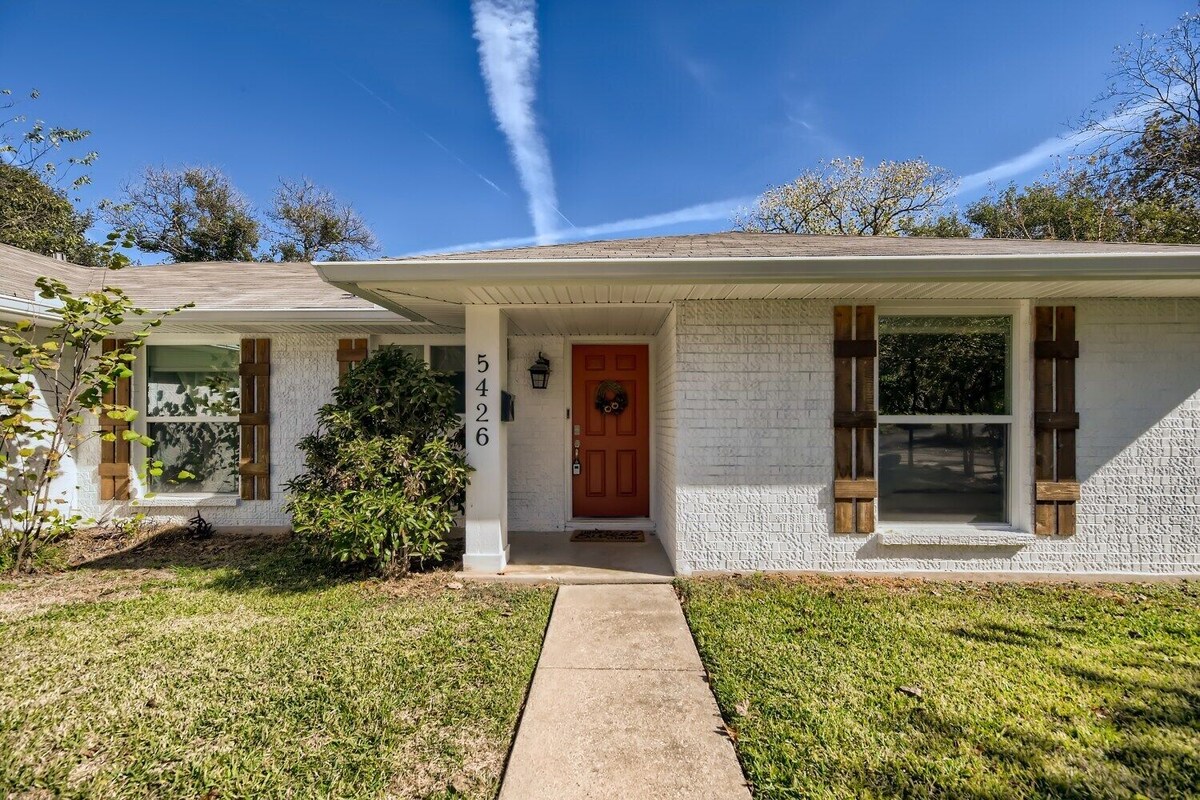Photo 4 of Stunning 4 bedroom private house with POOL!