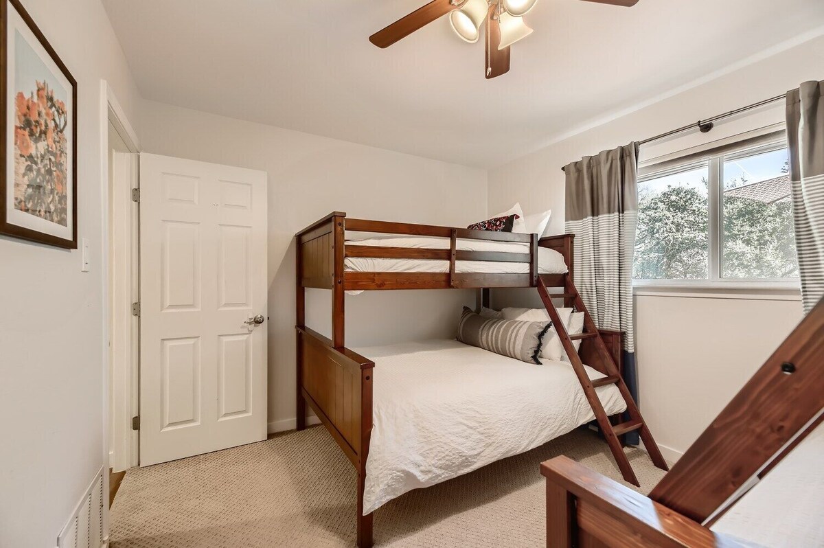 Photo 37 of Stunning 4 bedroom private house with POOL!