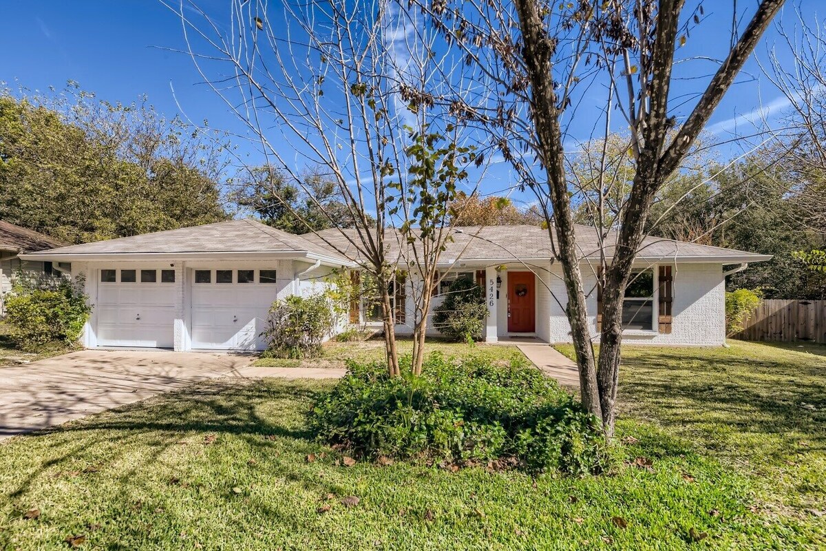 Photo 2 of Stunning 4 bedroom private house with POOL!