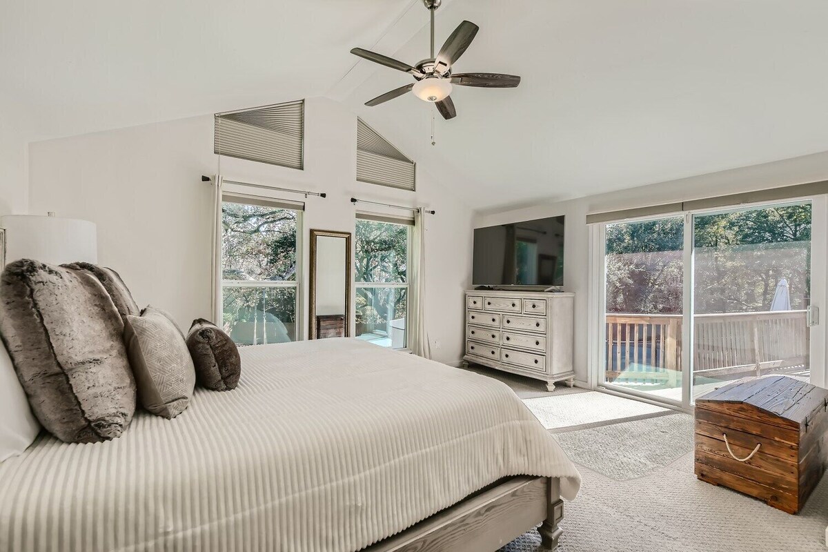 Photo 26 of Stunning 4 bedroom private house with POOL!