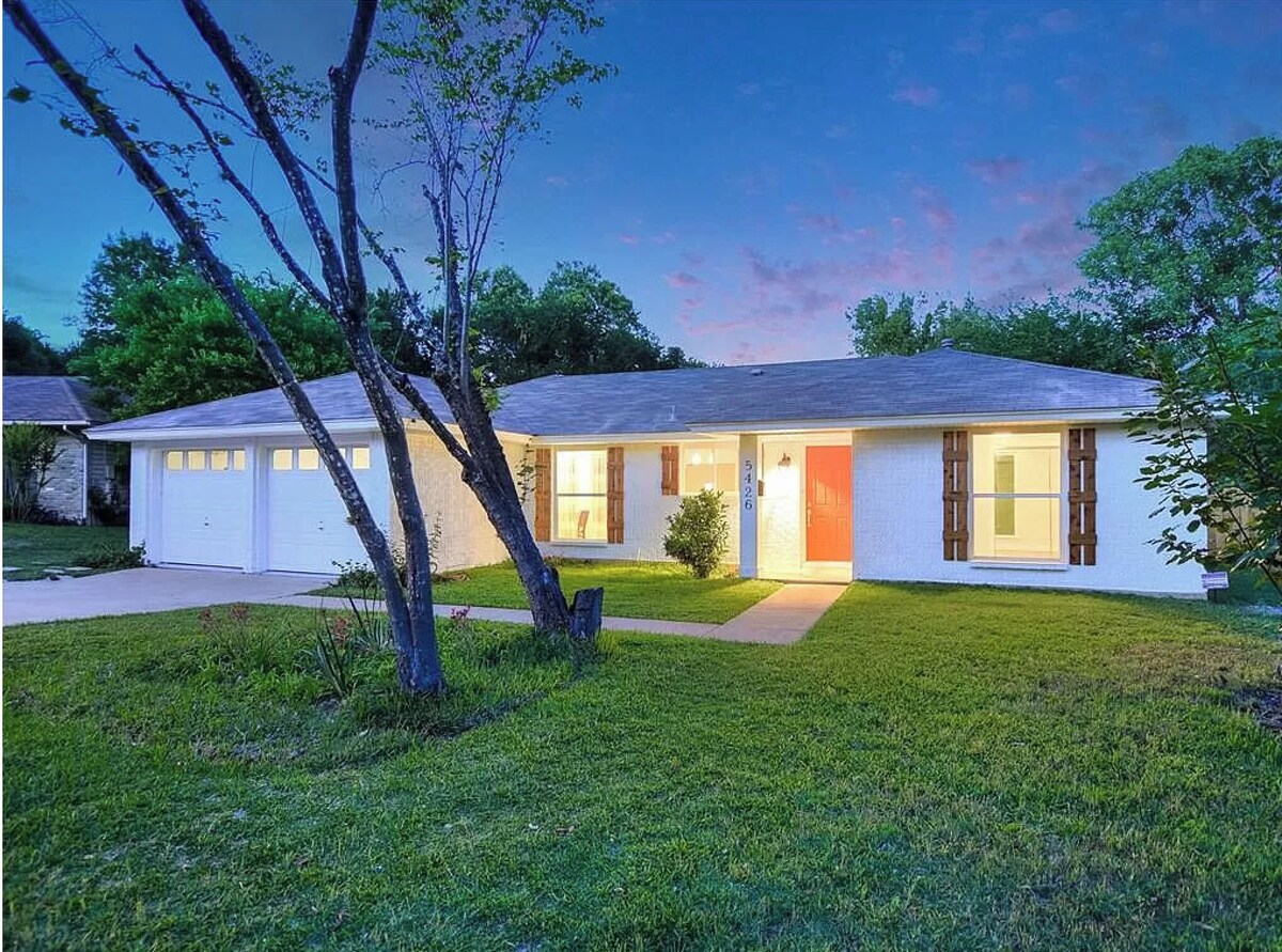 Photo 3 of Stunning 4 bedroom private house with POOL!