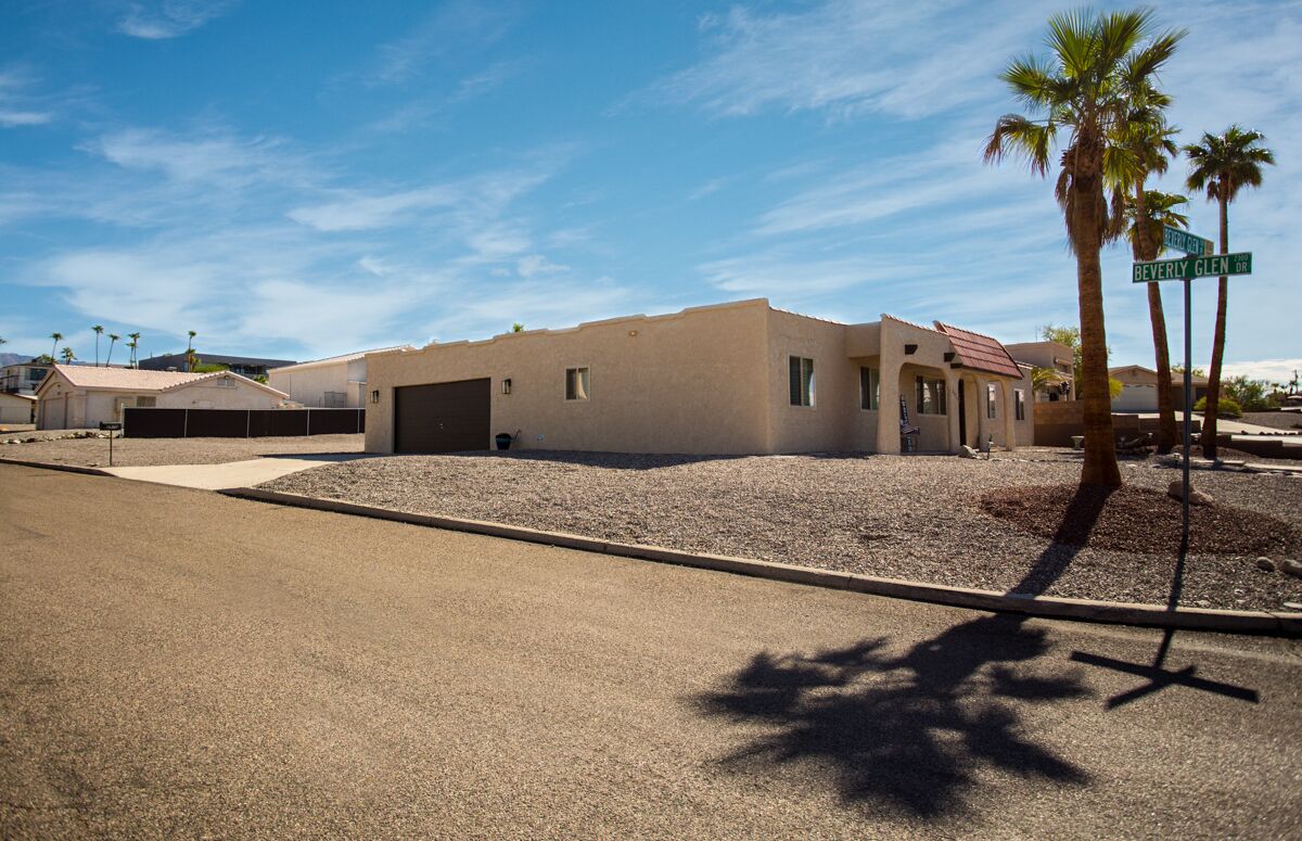 ---- Beautiful 4 bedroom 2 bath Lake Havasu Home ----