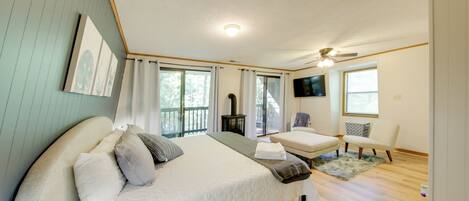 3 bedrooms, travel cot, WiFi, bed sheets