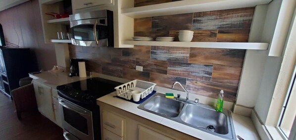 Réfrigérateur, four à micro-ondes, un four, surface de cuisson