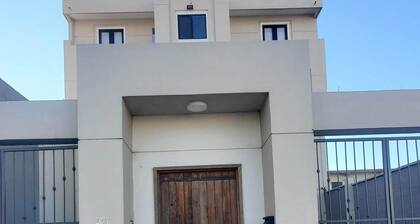 Spacious & modern 1 bedroom apartment by the bullring