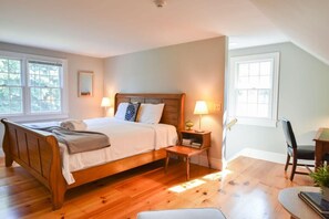 4 bedrooms, iron/ironing board, WiFi, bed sheets - 1 Mile from Downtown Chatham Walk to Pier (Chatham)