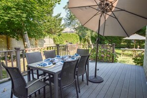 Outdoor dining - 1 Mile from Downtown Chatham Walk to Pier (Chatham)