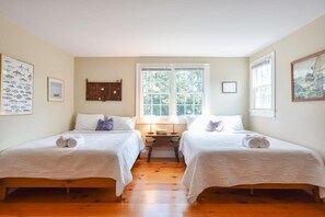 4 bedrooms, iron/ironing board, WiFi, bed sheets