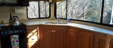 Refrigerador, microondas, horno y parrilla de estufa