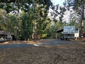 Property grounds - Comfy Trailer between Sacramento & Lake Tahoe (Colfax)
