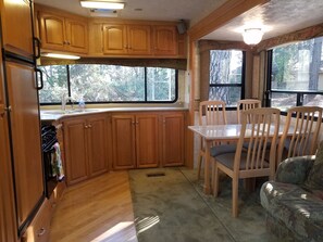 Interior - Comfy Trailer between Sacramento & Lake Tahoe (Colfax)