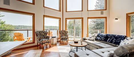 Smart TV, fireplace, Netflix, table football