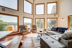 Smart TV, caminetto, Netflix, tavolo da calcetto