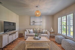 TV - Naples Oasis w/ Screened Pool, Bike to Beach! (Naples)