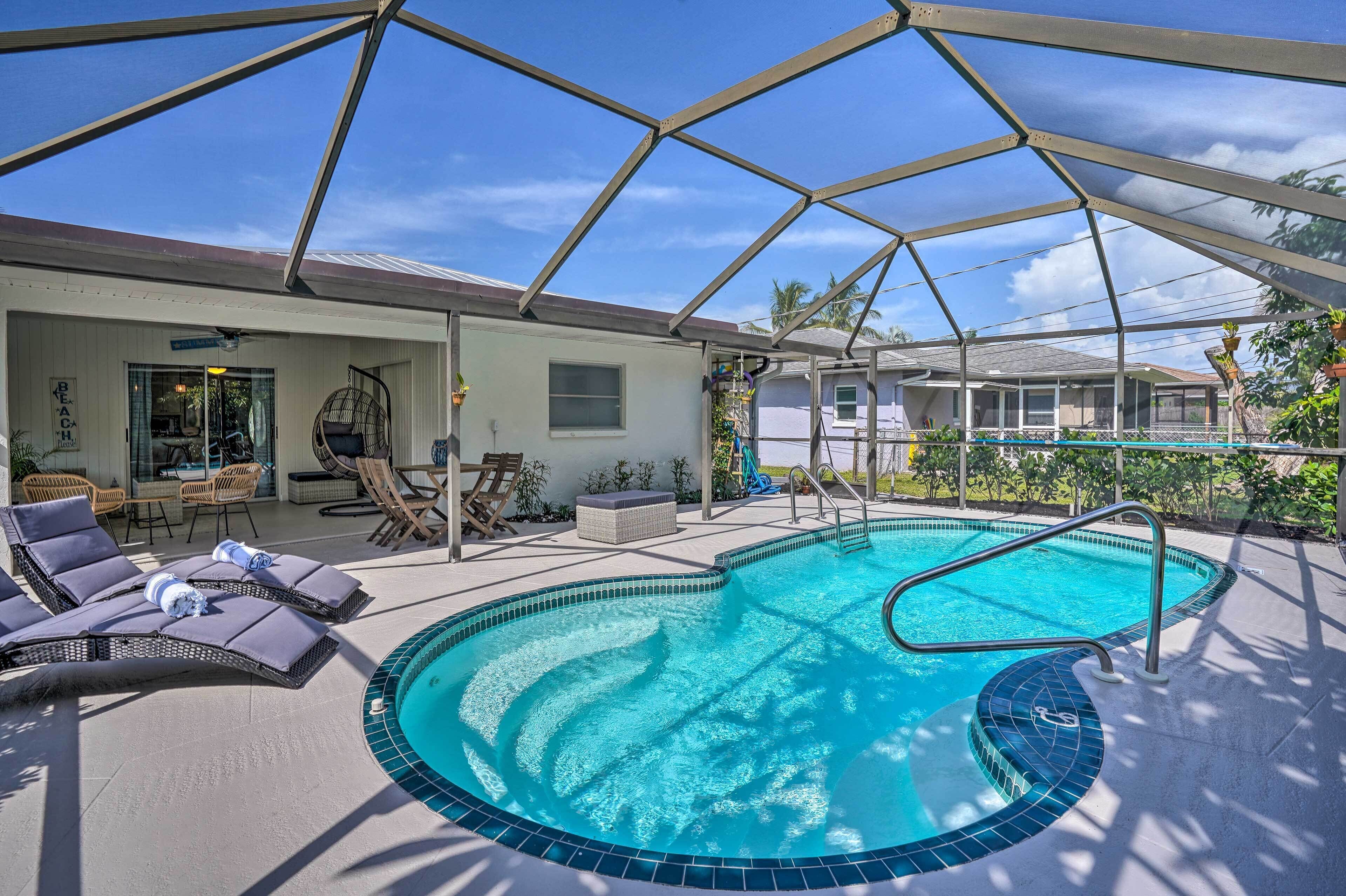 Naples Oasis w/ Screened Pool, Bike to Beach!