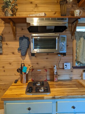 Fridge, microwave, oven, stovetop - Tiny Home near Rio Vista and Isleton with Community Amenities! (Isleton)