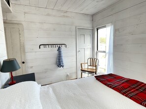 2 habitaciones, tabla de planchar con plancha y cuna de viaje