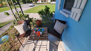Terrace/patio - In walking distance from Three Sister's Springs,<br>Hunters Springs, & Kings Bay (Crystal River)