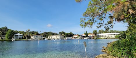 靠近海滩、沙滩椅、沙滩毛巾
