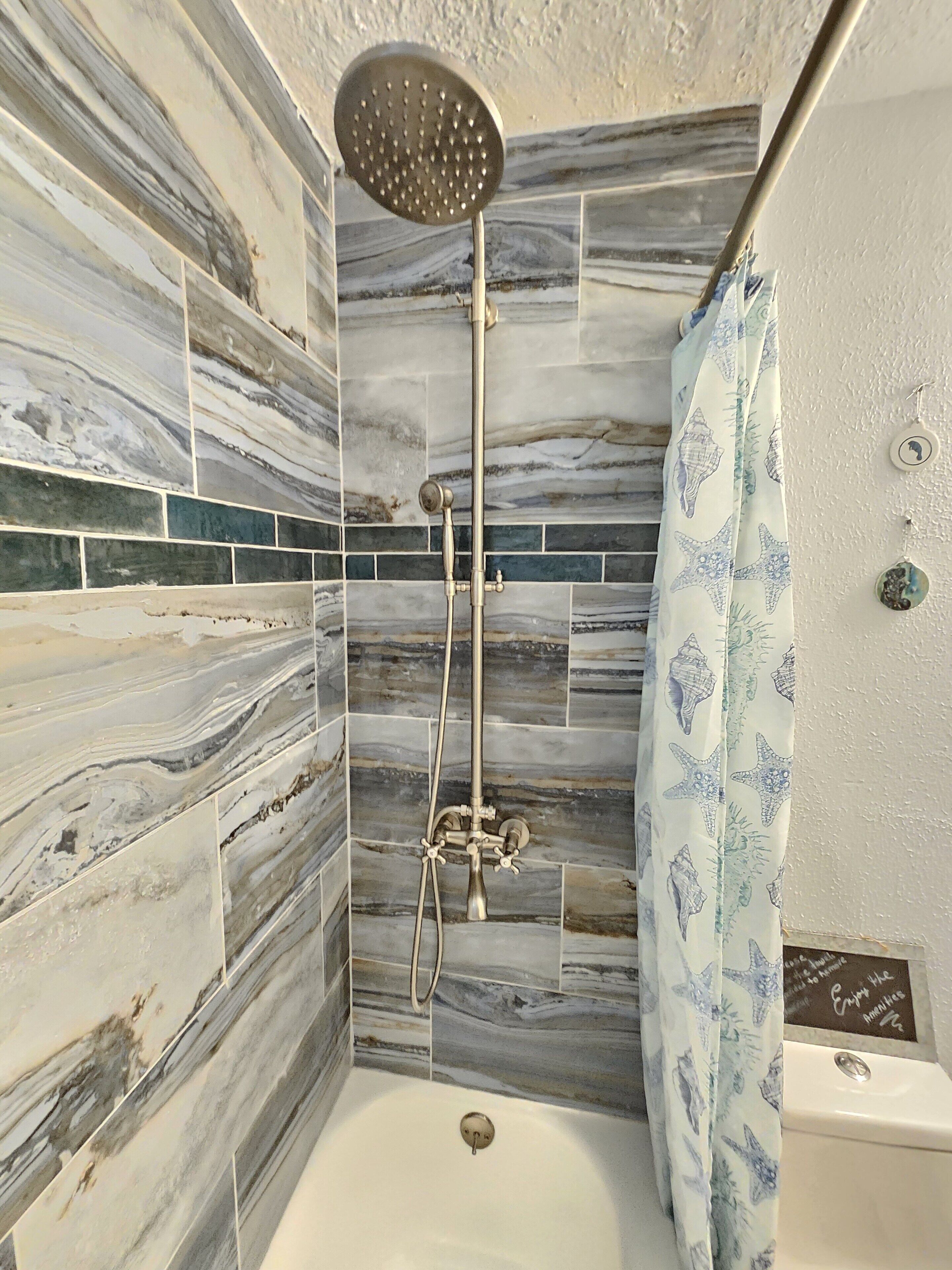 Ensemble douche/baignoire, sèche-cheveux, serviettes fournies, savon