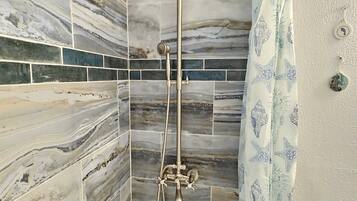 Ensemble douche/baignoire, sĂšche-cheveux, serviettes fournies, savon